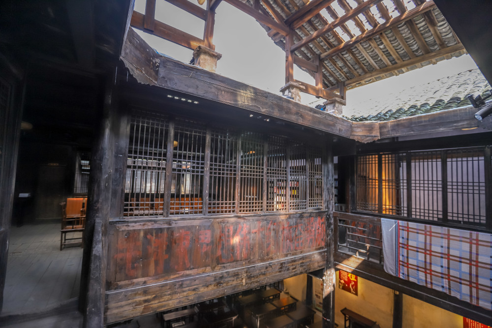 湘西这种民居都是二层的,屋内建有木梯连接,二层围着天井设有回廊,二