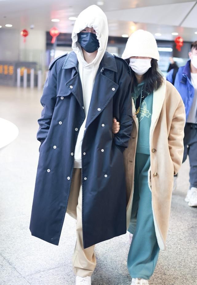 张杰谢娜罕见同框走机场两口子穿情侣装秀恩爱好像偶像剧一样