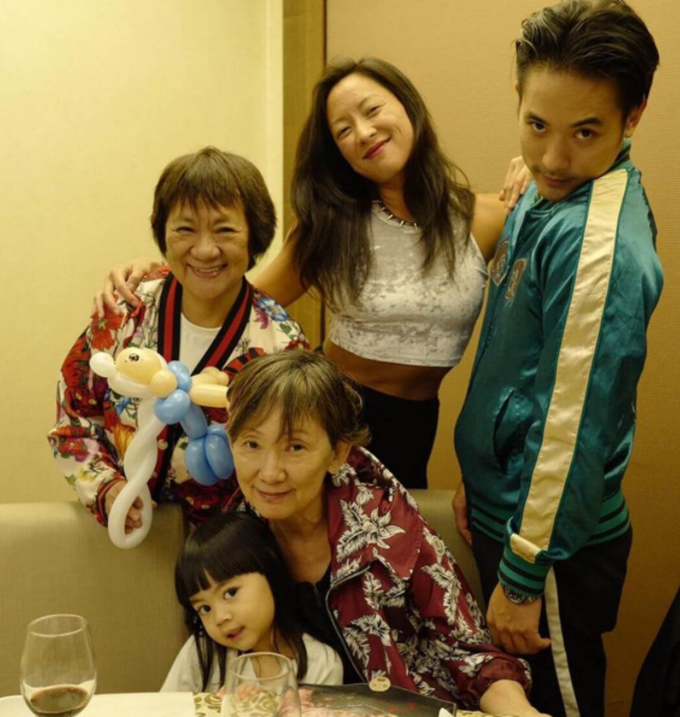 林子祥儿子晒照为生母庆生爸妈离婚后同框不尴尬搂肩表现亲密