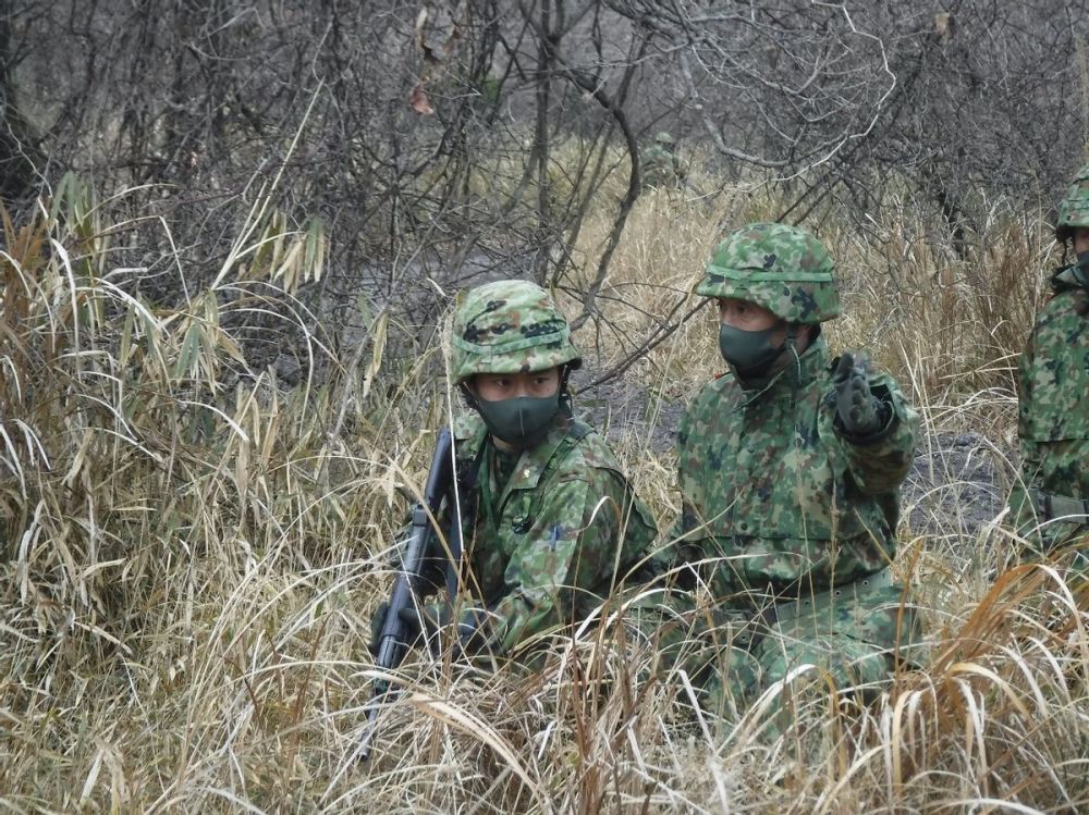 訓練包括在構築陣地監視敵人,將油箱車和油桶作為野外加油站,向各部隊