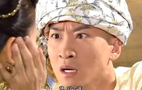 因为尔康受伤失忆了,慕沙就骗尔康是她的驸马,给他吸白面,让他永远离