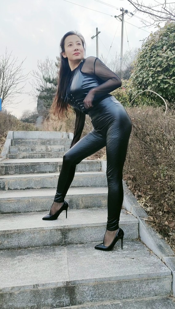 穿皮裤的魅力女人