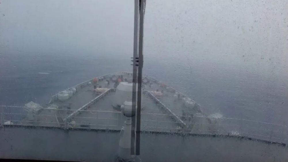 中国海军救援运输舰艇编队抵达汤加，首相亲自迎接！刚学英语的孩子线上还是线下