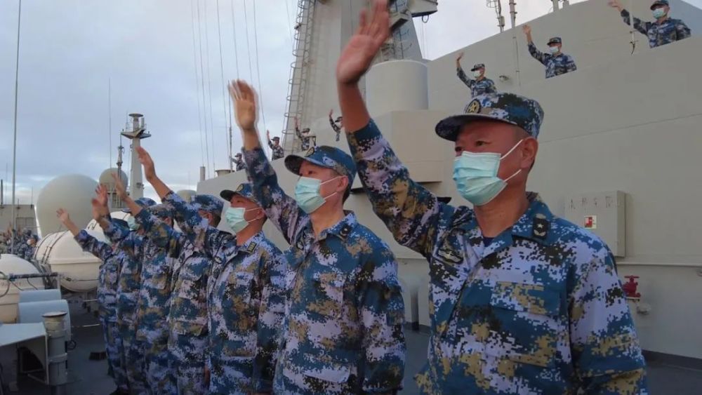 中国海军救援运输舰艇编队抵达汤加，首相亲自迎接！刚学英语的孩子线上还是线下