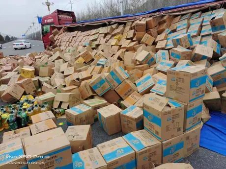 男子诉称因牵引车鞍座故障 致挂车侧翻损失惨重 腾讯新闻