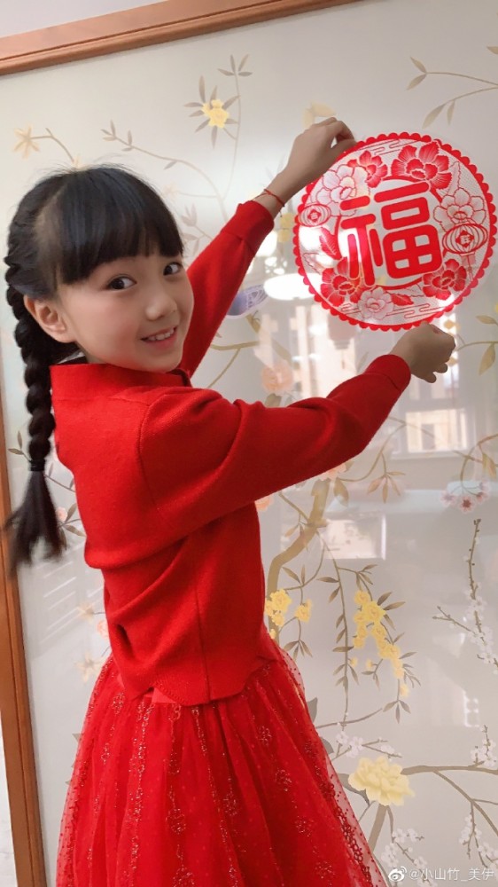 邓伦女儿小山竹教妈妈拍辣妹照淡出娱乐圈越长越美