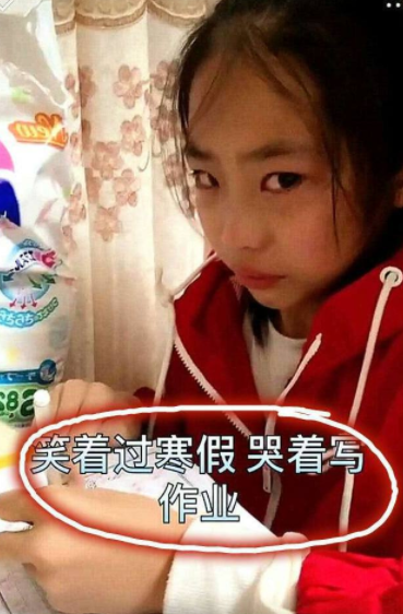 学生开学前疯狂补作业反被家长调侃烂尾楼开始赶工了