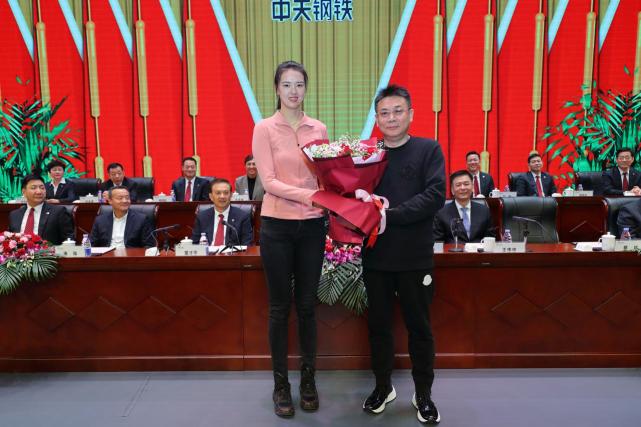 众所周知在郎平执教期间,中国女排可以说是如日中天,五次夺得女排世界