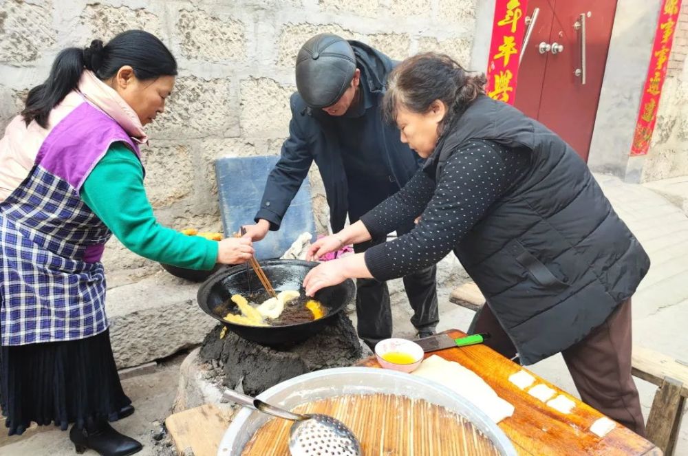 在家門口,主持人陳華遇到了當地小有名氣的美食主播