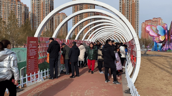 友人潮湧動水岸新城中心公園郡王府廣場華燈初上元宵佳節打開騰訊新聞