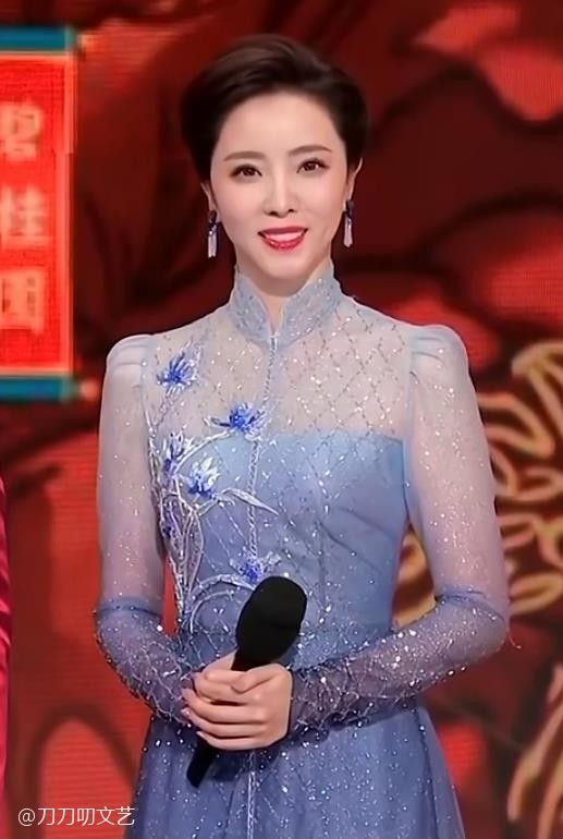 央视元宵晚会的主持人,依旧是李思思和马凡舒,两个人看着就是那么舒服