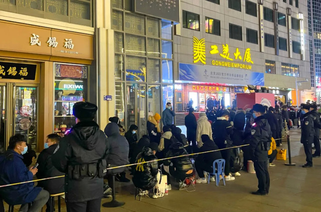 市民连夜排队购买冰墩墩