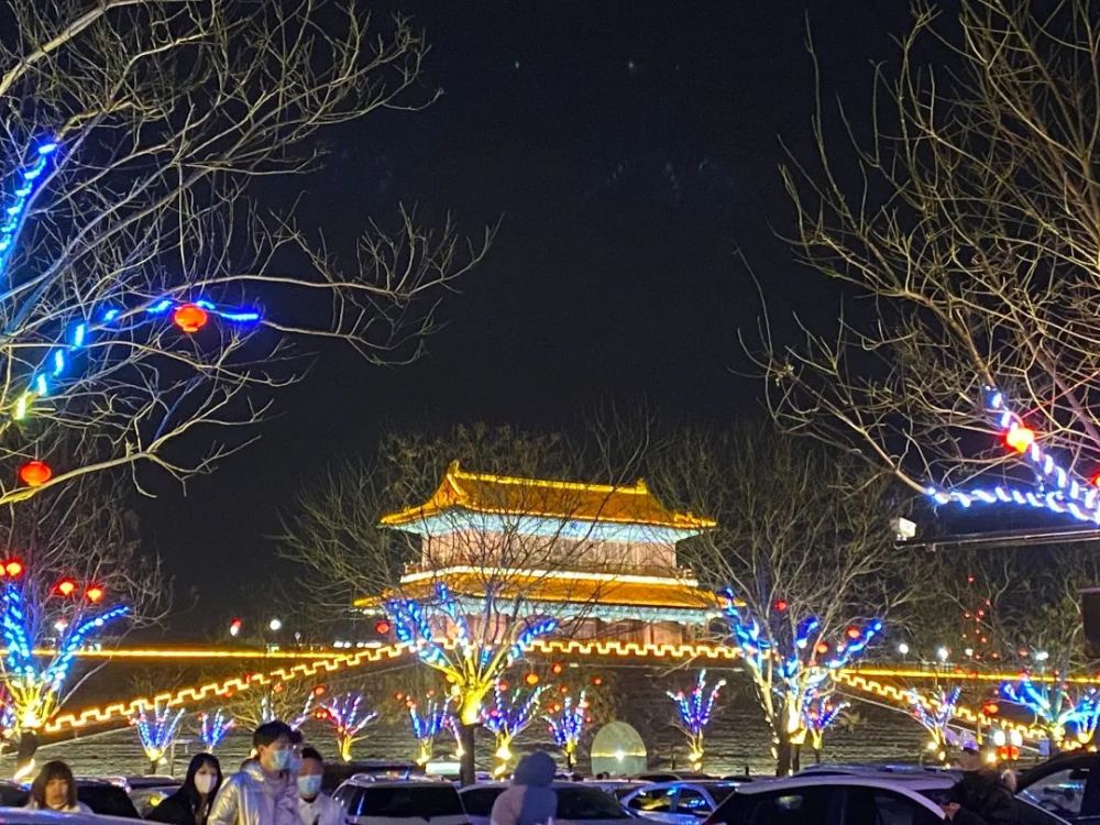 欢度佳节三五成群的游客穿梭在古城正定从南城门到阳和楼享受着难得的