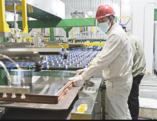 2月15日,位于咸阳高新区的陕西生益科技有限公司三期项目车间内,10多