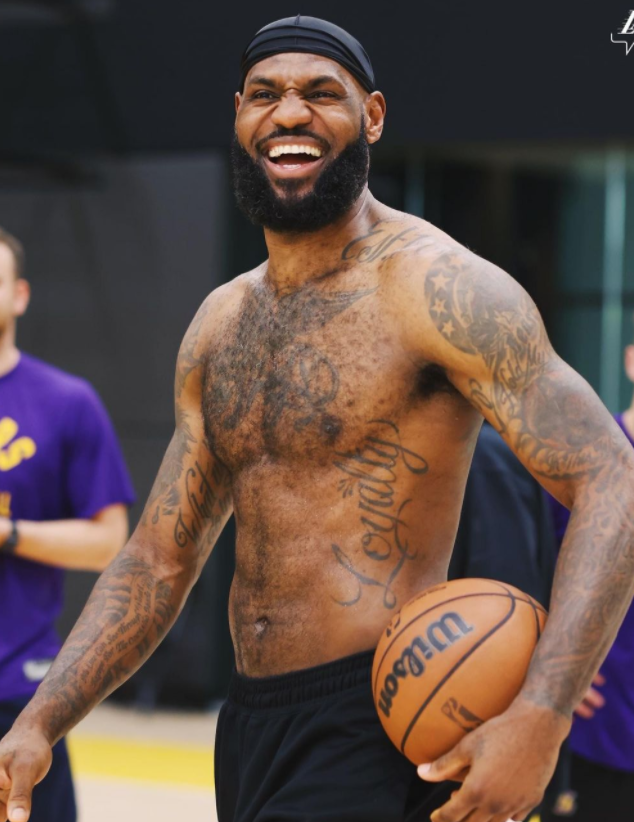 北京时间2月16日,湖人官方发布全队训练的画面,詹姆斯赤膊训练秀身材