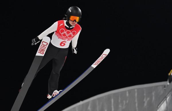 冬奥会跳台滑雪运动员是飞得更远还是摔倒由什么因素决定