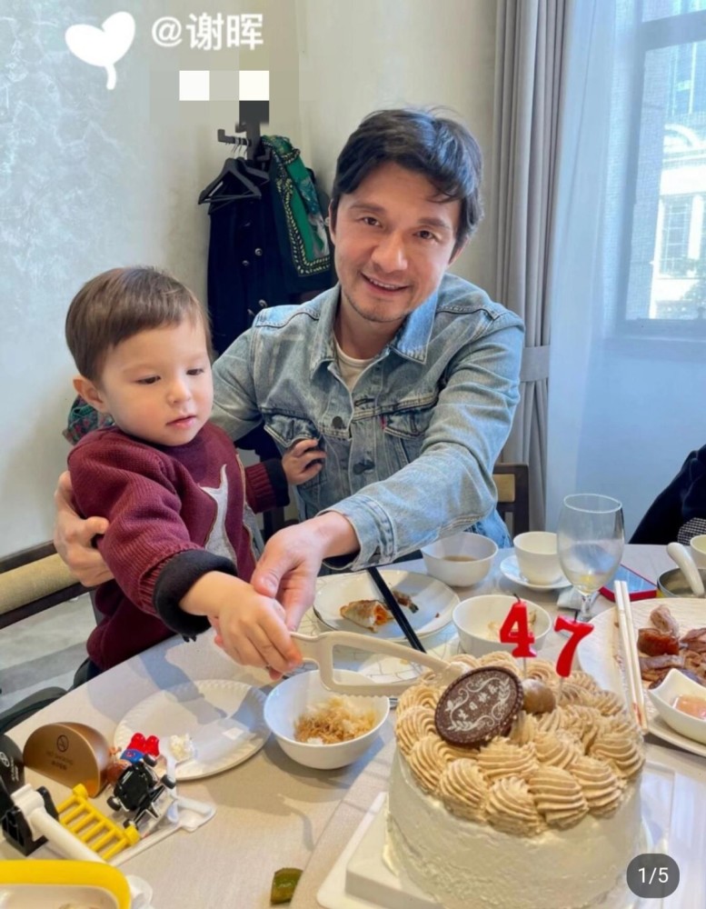 前国脚谢晖晒47岁庆生照二婚洋老婆身材火辣混血儿子长相随爸