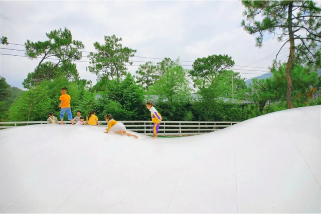 在樱花盛放漫天粉雪中一起来中山坦洲快活谷乐园游玩吧