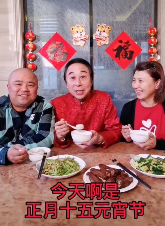冯巩与闫学晶同框聚会餐食朴素好低调女方素颜浮肿双下巴抢镜