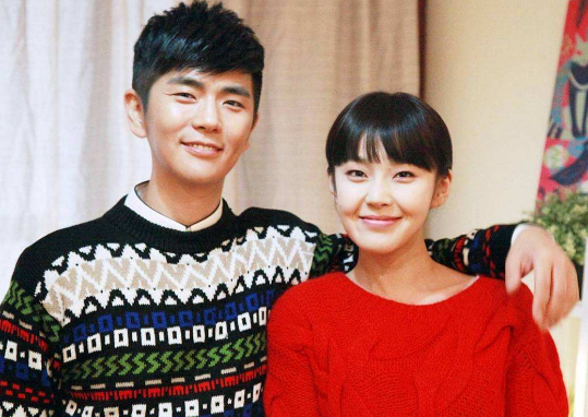 张佳宁与男子亲密互动疑和叶祖新分手网友可能是她舅舅