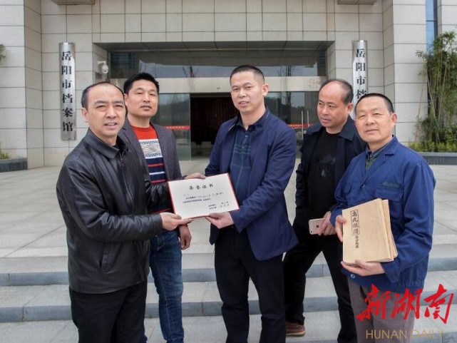 湖南理工学院学生江波说"档案馆就像一本书,记录着岳阳的历史脉络