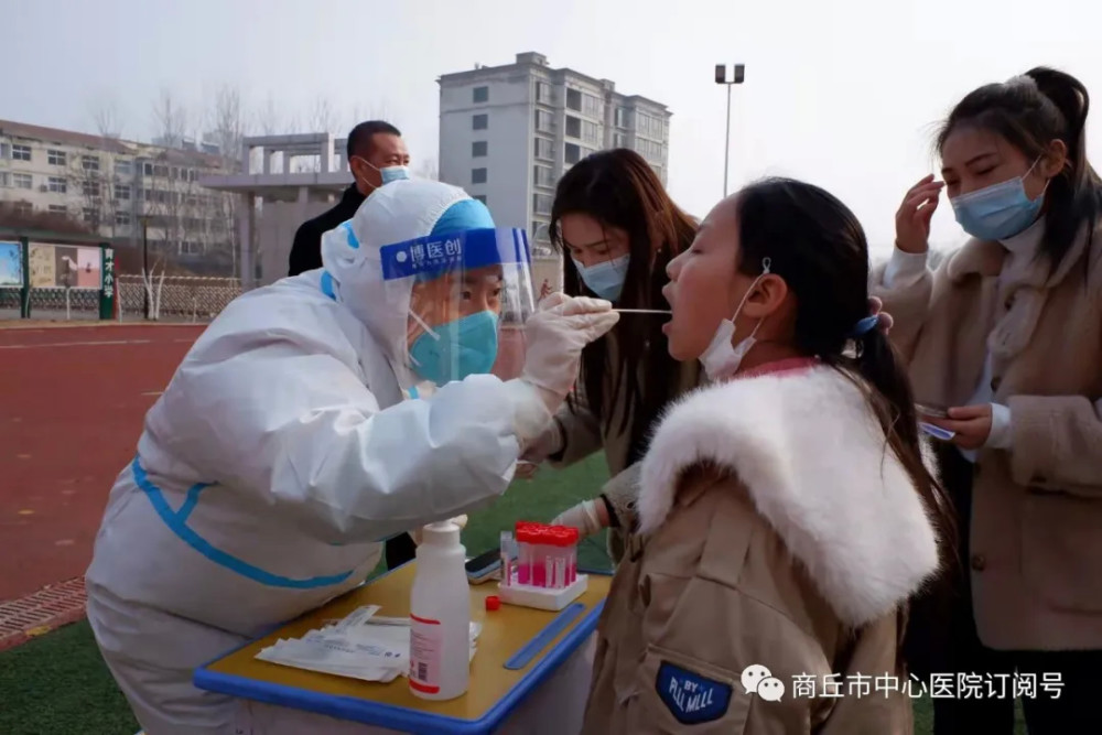 商丘市中心医院核酸检测进校园筑牢安全防护墙