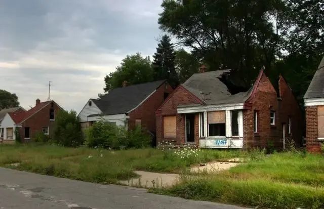 房子喜欢结实稳固,能弄多结实就弄多结实,方便后面盖得更高,美国农村