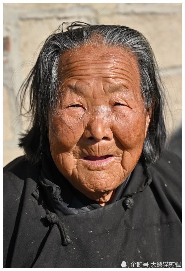 100岁奶奶饭前习惯特殊至今满头黑发看长寿秘诀是啥