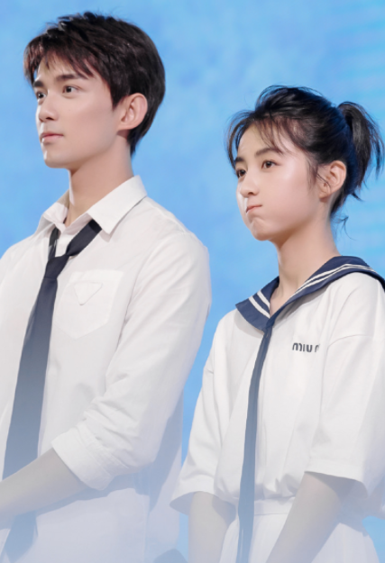 焉栩嘉与美女共度一夜,女方疑似为张子枫,两人为同班同学_腾讯新闻