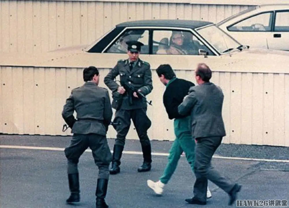 柏林墙的最后一枪两名年轻人投奔自由过程被镜头忠实记录下来