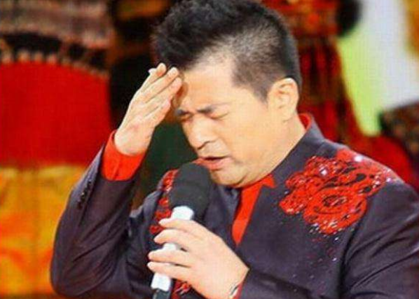 如果没有不当言论那次事件,估计毕福剑依旧是台柱子,享受着鲜花跟掌声