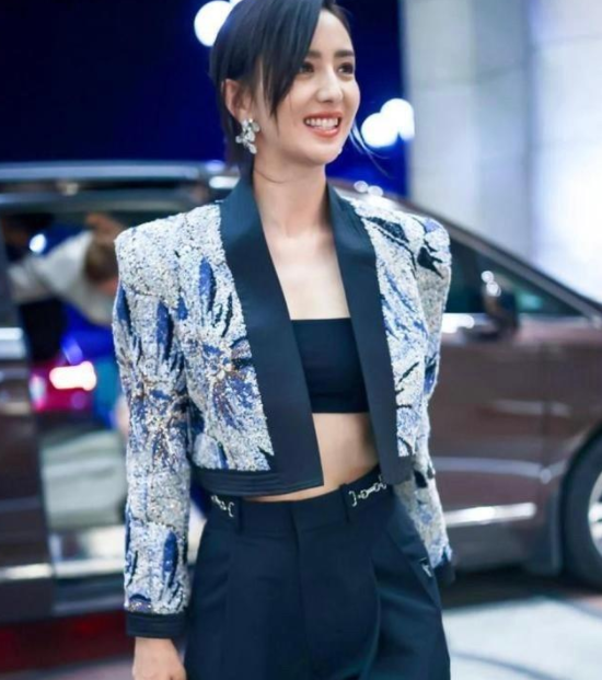 佟丽娅穿露脐装现身机场小蛮腰太抢镜了38岁还有女团范