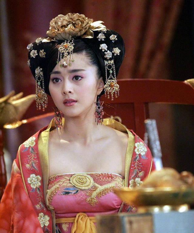 12版杨贵妃,曾黎,范冰冰,殷桃,谁能撑起唐朝第一美人?_腾讯新闻