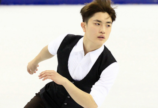 闫涵意外与羽生结弦相撞头部受创仍坚持比赛尽显体育精神