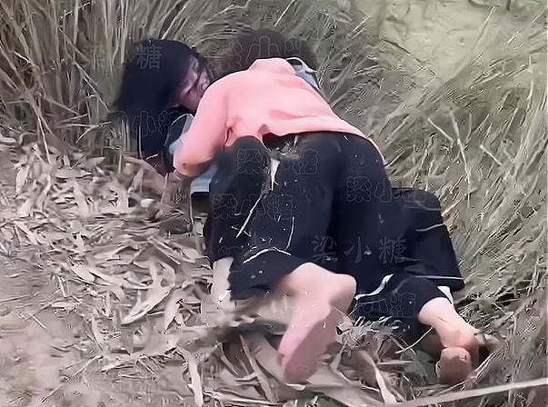 女子喝醉后和闺蜜打架把闺蜜按地上不让动大喊认不认输