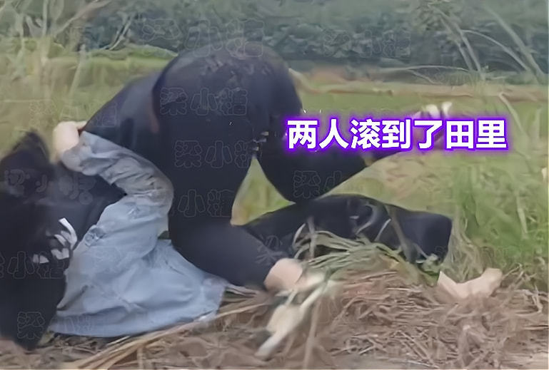 女子喝醉后和闺蜜打架把闺蜜按地上不让动大喊认不认输