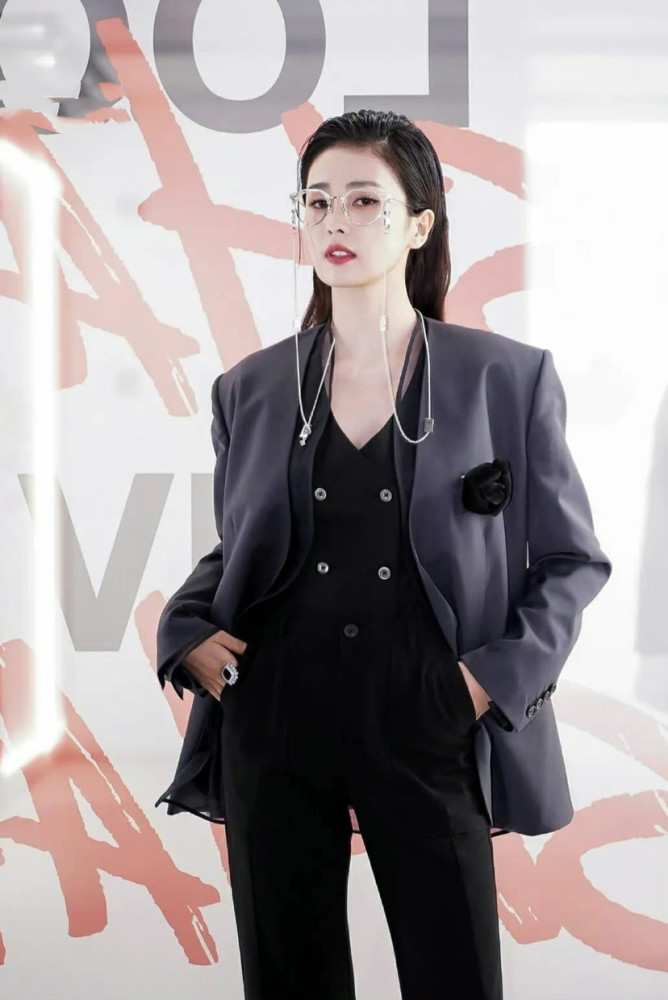 白鹿这身西服造型绝对是封神的存在,虽然女明星的吸附噪声有很多,但像