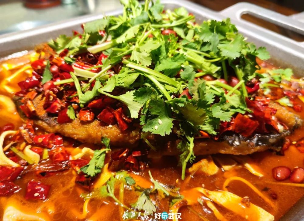 这是夏氏砂锅的招牌菜,主菜是牛蛙,还有鳝鱼,鱿鱼,藕段以及多种辅料