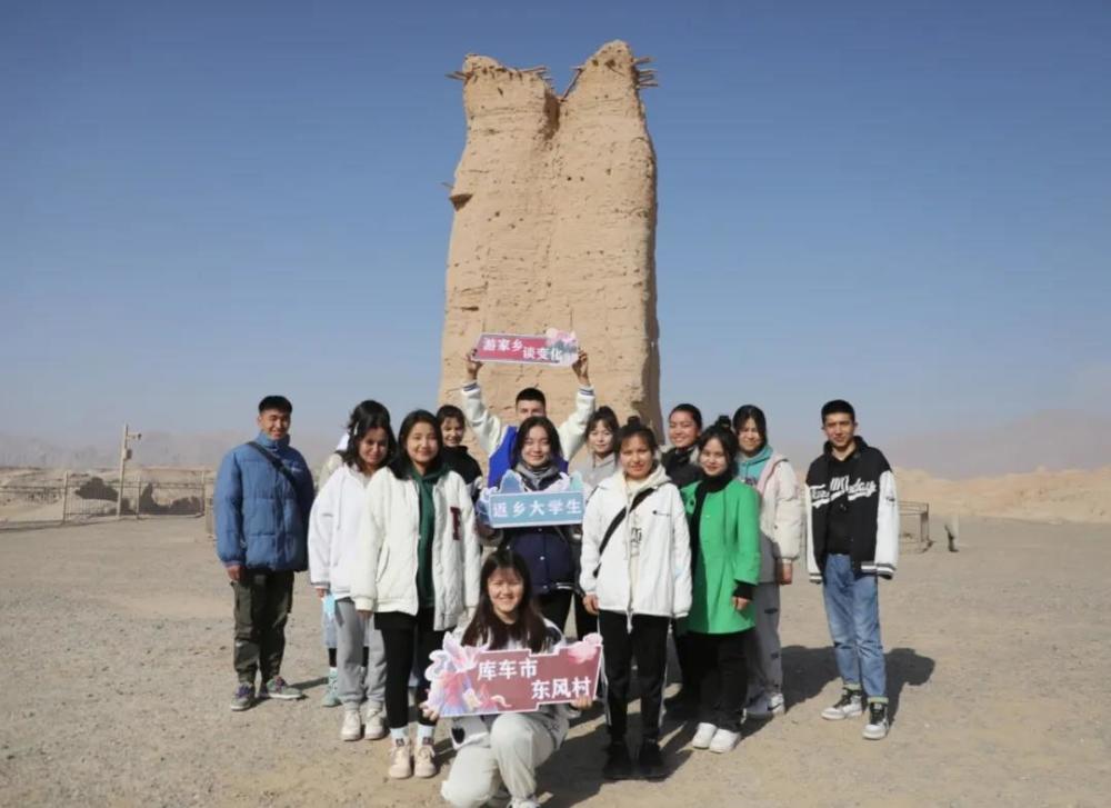 "在库车王府讲解员在为返乡大学生讲解库车市历史文化和名人事迹.