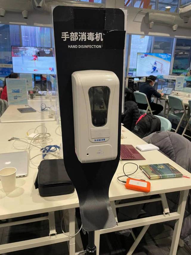 冬奥会如何防疫手部消毒机随处可见防疫黑科技保驾护航