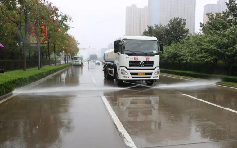 灑水車下雨天灑水有網友質疑其意義城管卻給出這樣的解釋