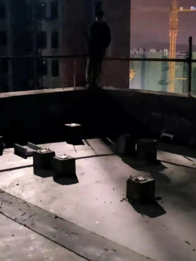 十九楼楼顶站着一个人