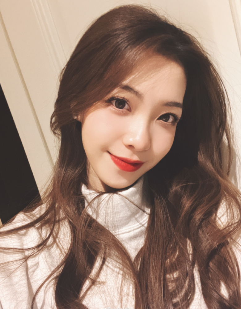 看到希然与theshy的合照后:般配