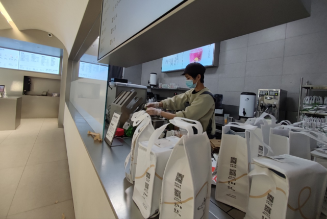 下闯红灯,只需要每天系着干净的制服,静静地在吧台内调制着一杯杯奶茶