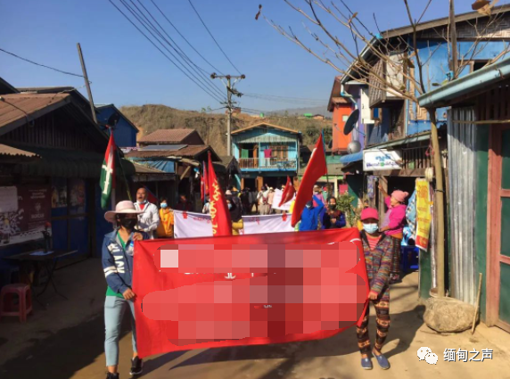 断网半年缅北帕敢的老百姓实在无法忍受纷纷走向街头抗议