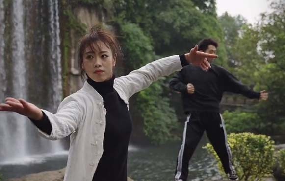 凌云:峨眉派第一美女,当代周芷若,因提剑扔垃圾爆红网络!