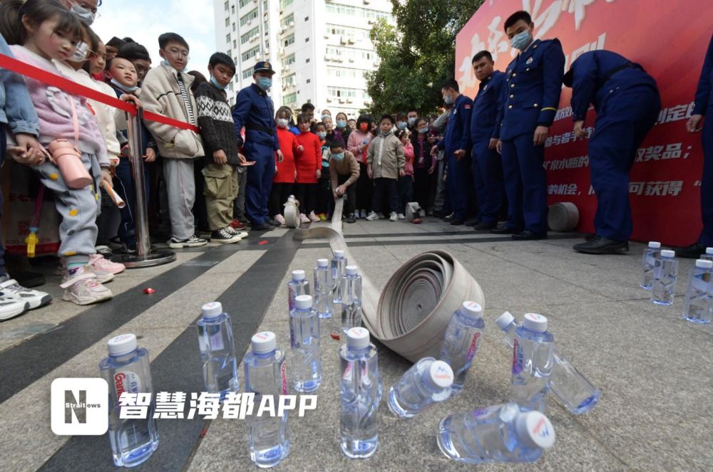 消防救援人員提前準備了水帶,礦泉水等物品,設置成三角形的水帶保齡球