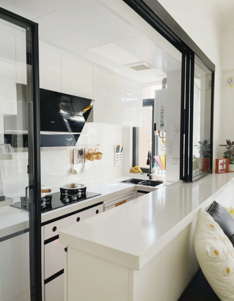 这样平时就可以将联动门和窗户都打开,实现开放式厨房的诸多效果.