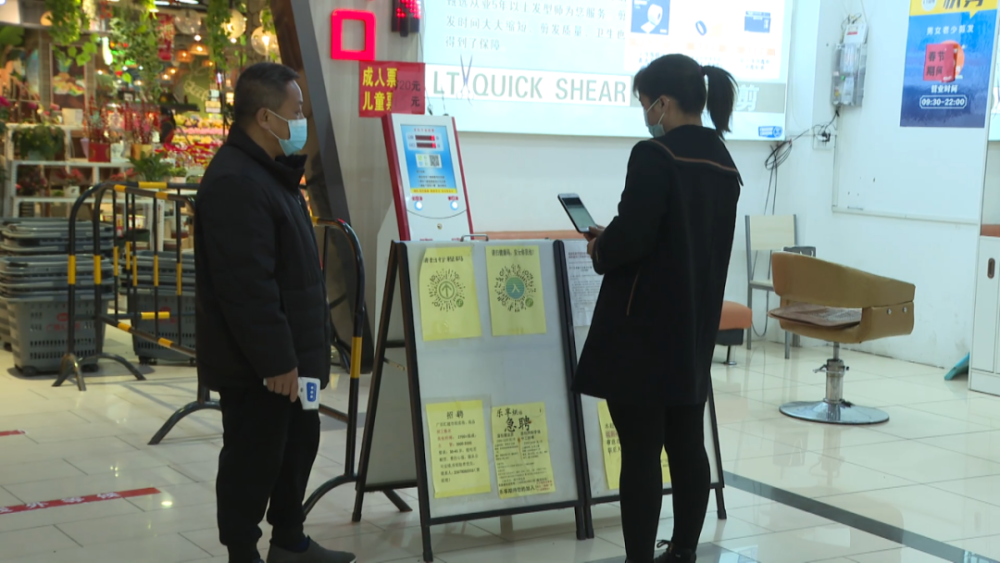 疫情防控我县各大公共场所严格落实疫情防控措施筑牢防疫屏障