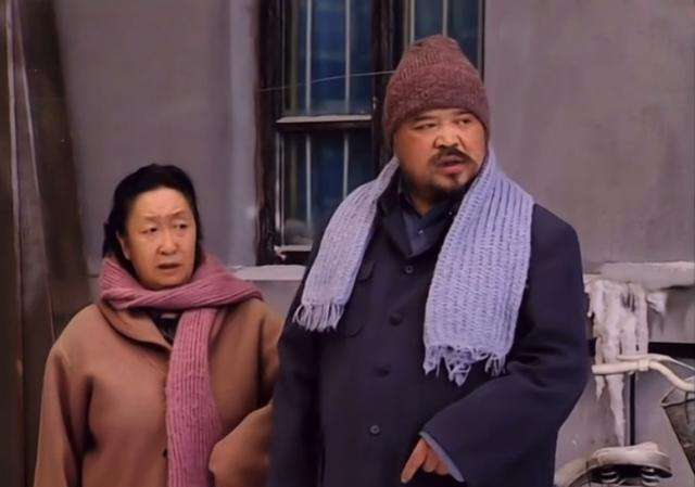 67岁李琦双目圆睁与人拼酒欢度春节真是东北一家人的牛永贵